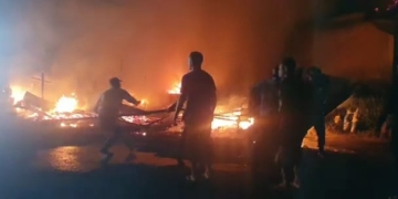 Kebakaran di Kampung Bener Kelipah Utara, Kecamatan Bener Kelipah, Kabupaten Bener Meriah, Jumat (28/4/2023). (Foto: Alibi/Dok. Polres Bener Meriah)