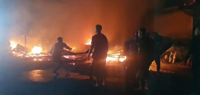 Kebakaran di Kampung Bener Kelipah Utara, Kecamatan Bener Kelipah, Kabupaten Bener Meriah, Jumat (28/4/2023). (Foto: Alibi/Dok. Polres Bener Meriah)