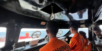 Tim SAR Kantor Pencarian dan Pertolongan Kelas B Maumere Provinsi Nusa Tenggara Timur sedang menuju lokasi kejadian untuk melakukan evakuasi terhadap para pemudik yang berada di atas kapal tanpa nama yang rusak di perairan Pemana, Kabupaten Sikkka. (Foto: Antara/HO-Basarnas Maumere)