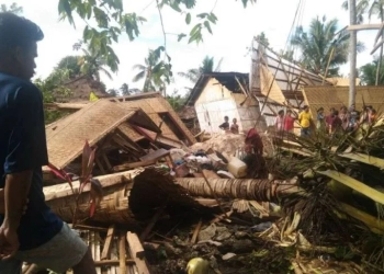 Rumah warga Desa Ate Dalo Kecamatan Kodi Kabupaten Sumba Barat Daya Provinsi Nusa Tenggara Timur rusak akibat diterjang angin puting beliung, Jumat. (Foto: Antara/HO-BPBD Provinsi Nusa Tenggara Timur)