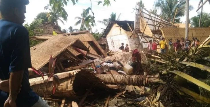 Rumah warga Desa Ate Dalo Kecamatan Kodi Kabupaten Sumba Barat Daya Provinsi Nusa Tenggara Timur rusak akibat diterjang angin puting beliung, Jumat. (Foto: Antara/HO-BPBD Provinsi Nusa Tenggara Timur)