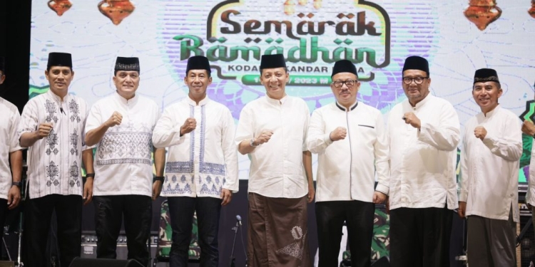 Pj Gubernur Aceh Achmad Marzuki foto bersama saat menghadiri Acara Penutupan Semarak Ramadhan Kodam Iskandar Muda (IM) tahun 2023, di Lapangan Blang Padang, Banda Aceh, Sabtu (15/4/2023) malam. (Foto: Alibi/Dok. Humas Pemerintah Aceh)