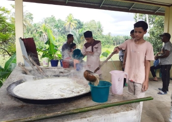 Masyarakat Desa Bueng Sidom, Kecamatan Blang Bintang, Aceh memasak ie bu peudah. (Foto: Alibi/Dok. Humas Pemerintah Aceh)