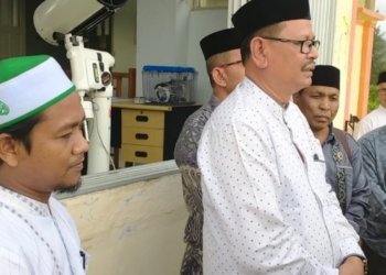 Plt Kakanwil Kemenag Aceh, Ahmad Yani (dua kiri) saat memantau hilal 1 syawal di Gedung Observatorium Tgk Chiek Kuta Karang Kanwil Kemenag Aceh, di Lhoknga, Aceh Besar, Aceh, Kamis (20/4/2023). (Foto: Alibi/Dok. Kemenag Aceh)