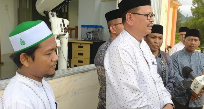 Plt Kakanwil Kemenag Aceh, Ahmad Yani (dua kiri) saat memantau hilal 1 syawal di Gedung Observatorium Tgk Chiek Kuta Karang Kanwil Kemenag Aceh, di Lhoknga, Aceh Besar, Aceh, Kamis (20/4/2023). (Foto: Alibi/Dok. Kemenag Aceh)