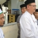 Plt Kakanwil Kemenag Aceh, Ahmad Yani (dua kiri) saat memantau hilal 1 syawal di Gedung Observatorium Tgk Chiek Kuta Karang Kanwil Kemenag Aceh, di Lhoknga, Aceh Besar, Aceh, Kamis (20/4/2023). (Foto: Alibi/Dok. Kemenag Aceh)