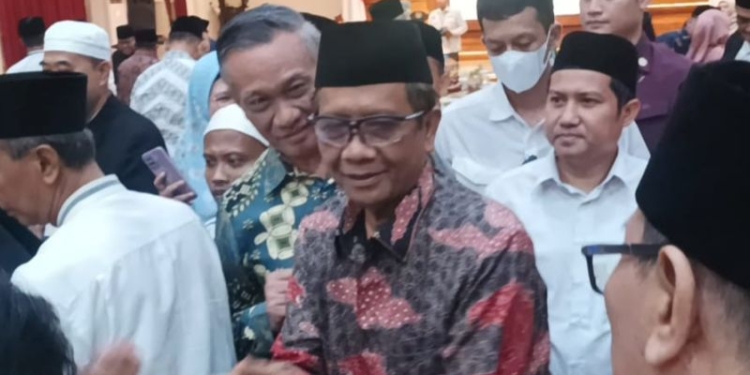 Menko Polhukam Mahfud MD saat silaturahim dan halalbihalal di Gedung Negara Grahadi Surabaya, Jawa Timur, Sabtu (29/4/2023) malam. (Foto: Antara/Hanif Nashrullah)