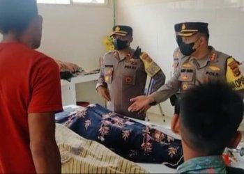 Kabag Ops Polresta Banda Aceh Kompol Iswahyudi saat meninjau korban kecelakaan dum truk di RSUD Zainal Abidin Banda Aceh. (Foto: Istimewa)