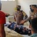 Kabag Ops Polresta Banda Aceh Kompol Iswahyudi saat meninjau korban kecelakaan dum truk di RSUD Zainal Abidin Banda Aceh. (Foto: Istimewa)