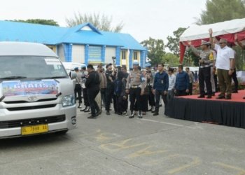 Sekda Aceh, Bustami, bersama, Kapolda Aceh, Irjen Pol Ahmad Haydar, dan Pangdam Iskandar Muda Mayjen TNI Novi Helmi Prasetya, saat melepas Mudik Gratis Lebaran Idulfitri 1444 H, Jumat (28/4/2023). (Foto: Alibi/Dok. Humas Pemerintah Aceh)