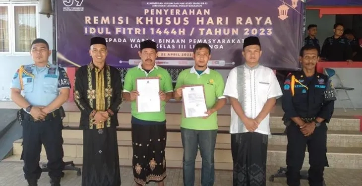 Dua narapidana memperlihatkan surat keputusan remisi di Lapas Kelas III Lhoknga, Kabupaten Aceh Besar, Sabtu (22/4/2023). (Foto: Antara/HO/Dok. Lapas Kelas III Lhoknga)