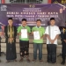 Dua narapidana memperlihatkan surat keputusan remisi di Lapas Kelas III Lhoknga, Kabupaten Aceh Besar, Sabtu (22/4/2023). (Foto: Antara/HO/Dok. Lapas Kelas III Lhoknga)