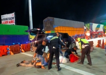 Ditlantas Polda Riau saat mengamankan pelaku beserta mobil yang mengangkut narkoba di gerbang tol Pekanbaru-Dumai, Sabtu (1/4/2023). (Foto: Antara/Ho-Polda Riau)
