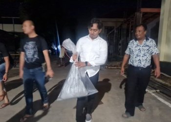 Petugas Polres Situbondo mengamankan obat petasan di sebuah rumah kosong di Desa Curah Jeru, Kecamatan Panji, Situbondo, pada Senin (3/4/2023) malam. (Antara/Ho-ist)