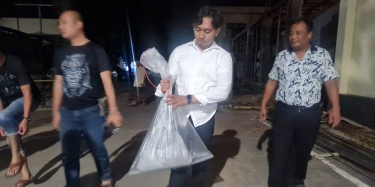Petugas Polres Situbondo mengamankan obat petasan di sebuah rumah kosong di Desa Curah Jeru, Kecamatan Panji, Situbondo, pada Senin (3/4/2023) malam. (Antara/Ho-ist)
