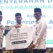 Asisten Administrasi Umum Sekda Aceh, Iskandar, saat menerima penyerahan deviden Rp24 miliar dari PT. PEMA yang diserahkan oleh Dirut PT. Pema Ali Mulyagusdin, di Banda Aceh, Rabu (5/4/2023). (Foto: Alibi/Dok. Humas Pemerintah Aceh)