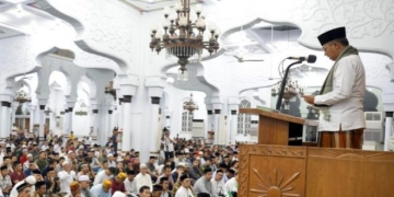 Asisten Administrasi Umum Sekda Aceh, Iskandar, saat menyampaikan sambutan pada peringatan malam Nuzulul Quran tahun 1444 H, di Masjid Raya Baiturrahman, Banda Aceh, Jumat (7/4/2023). (Foto: Alibi/Dok. Humas Pemerintah Aceh)