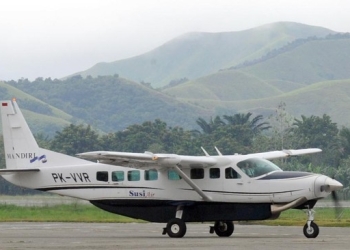 Ilustrasi. Pesawat milik maskapai Asian One jenis caravan ditembak saat hendak mendarat di lapangan terbang Beoga, Puncak, Papua Tengah. (Foto: AFP/Romeo Gacad)