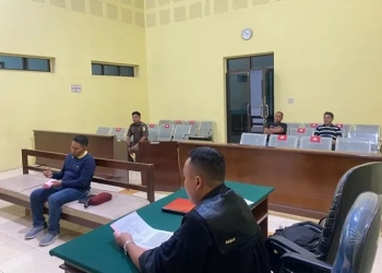 Jaksa penuntut umum membacakan tuntutan perkara perdagangan bagian tubuh harimau dengan terdakwa Ahmadi, eks Bupati Bener Meriah, di Pengadilan Negeri Simpang Tiga Redelong, Kabupaten Bener Meriah, Aceh, Selasa (4/4/2023). (Foto: Antara/Ho/Penkum Humas Kejati Aceh)
