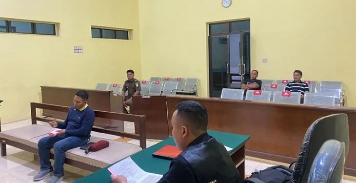 Jaksa penuntut umum membacakan tuntutan perkara perdagangan bagian tubuh harimau dengan terdakwa Ahmadi, eks Bupati Bener Meriah, di Pengadilan Negeri Simpang Tiga Redelong, Kabupaten Bener Meriah, Aceh, Selasa (4/4/2023). (Foto: Antara/Ho/Penkum Humas Kejati Aceh)