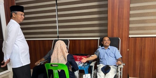 Asisten Administrasi Umum Sekda Aceh, H. Iskandar, saat memantau kegiatan donor darah ASN Pemerintah Aceh di Gedung Serbaguna Setda Aceh, Banda Aceh, Rabu (3/5/2023). (Foto: Alibi/Dok. Humas Pemerintah Aceh)