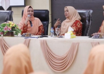Ketua DWP Aceh Mellani Subarni, saat memberikan arahan dan motivasi kepada Ketua dan Anggota DWP Kabupaten Aceh Selatan, di Kantor Bappeda Aceh Selatan, Selasa (9/5/2023). (Foto: Alibi/Dok. Humas Pemerintah Aceh)