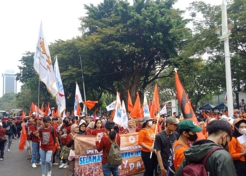 Massa aksi hari buruh di Balai Kota DKI Jakarta, Senin (1/5/2023). (Foto: Antara/Redemptus Elyonai Risky Syukur)