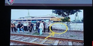 Masinis menjelaskan detik-detik Kasat Narkoba Polres Metro Jakarta Timur AKBP Buddy Alfrits Towoliu tewas di rel Jatinegara, Jakarta Timur. (Foto: CNN Indonesia/Ryan Hidayatullah)