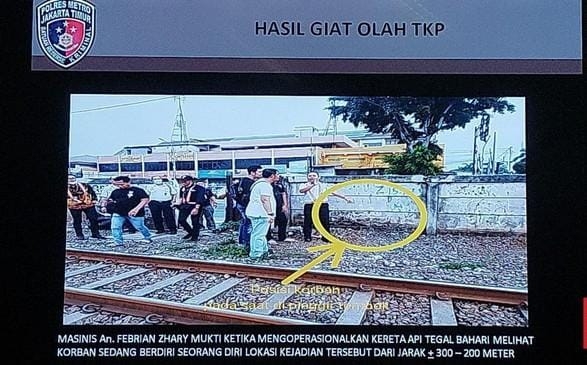 Masinis menjelaskan detik-detik Kasat Narkoba Polres Metro Jakarta Timur AKBP Buddy Alfrits Towoliu tewas di rel Jatinegara, Jakarta Timur. (Foto: CNN Indonesia/Ryan Hidayatullah)