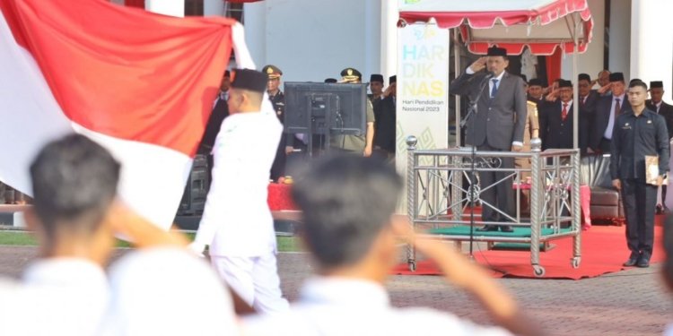 Asisten I Sekda Aceh, M. Jafar, saat menjadi Inspektur Upacara pada Peringatan Hari Otonomi Daerah XXVII dan Hari Pendidikan Nasional di Halaman Kantor Gubernur Aceh, Banda Aceh, Selasa (2/5/2023). (Foto: Alibi/Dok. Humas Pemerintah Aceh)