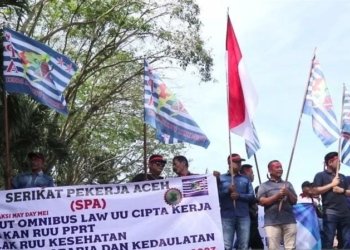 Aliansi buruh Aceh saat melakukan aksi damai memperingati hari buruh se Dunia, di Banda Aceh, Senin (1/5/2023). (Foto: Antara/Rahmat Fajri)