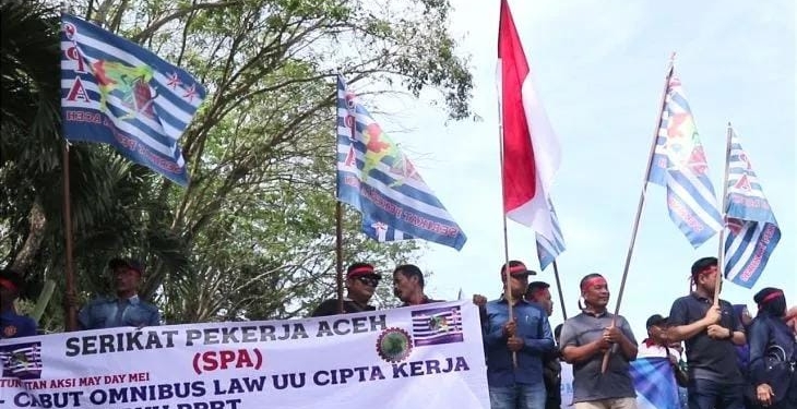 Aliansi buruh Aceh saat melakukan aksi damai memperingati hari buruh se Dunia, di Banda Aceh, Senin (1/5/2023). (Foto: Antara/Rahmat Fajri)