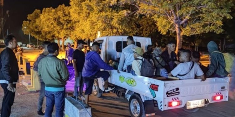 Sejumlah calon pekerja migran saat diamankan di Pelabuhan Tenau Kupang. (Foto: Antara/Ho-Humas Polda NTT)