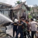 Petugas memadamkan api yang hanguskan rumah warga di Simeulue Timur. (Foto: Alibi/Dok. Polres Simeulue)
