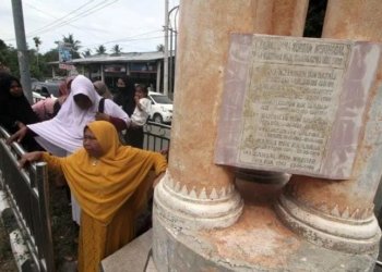 Keluarga korban tragedi Simpang KAA saat peringati 24 tahun peristiwa berdarah tersebut di Tugu Keadilan Dewantara, Aceh Utara, Aceh, Rabu (3/5/2023). (Fotk/Antara/Rahmad)