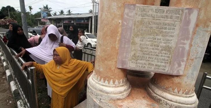 Keluarga korban tragedi Simpang KAA saat peringati 24 tahun peristiwa berdarah tersebut di Tugu Keadilan Dewantara, Aceh Utara, Aceh, Rabu (3/5/2023). (Fotk/Antara/Rahmad)