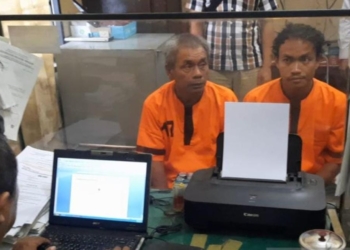 MR (29) dan SW (66) pelaku pembacokan terhadap  Aipda Ilham Kurniawan, saat diperiksa penyidik di Polsek Medan Timur. (Foto: Antara/HO Istimewa)