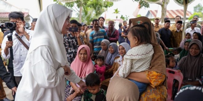 Bunda PAUD Aceh, Ayu Marzuki, saat berbincang dengan kaum ibu di UPTD Puskesmas Kecamatan Kuala Baru Aceh Singkil, Senin (8/5/2023). (Foto: Alibi/Dok. Humas Pemerintah Aceh)