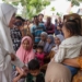 Bunda PAUD Aceh, Ayu Marzuki, saat berbincang dengan kaum ibu di UPTD Puskesmas Kecamatan Kuala Baru Aceh Singkil, Senin (8/5/2023). (Foto: Alibi/Dok. Humas Pemerintah Aceh)