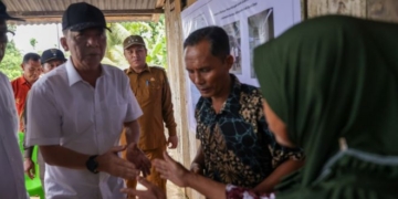 Pj Gubernur Aceh, Achmad Marzuki, didampingi pj Bupati Aceh Barat Daya, Darmansyah, mengunjungi penerima listrik gratis di Blangpidie, Selasa (9/5/2023). (Foto: Alibi/Dok. Humas pemerintah Aceh)