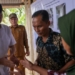 Pj Gubernur Aceh, Achmad Marzuki, didampingi pj Bupati Aceh Barat Daya, Darmansyah, mengunjungi penerima listrik gratis di Blangpidie, Selasa (9/5/2023). (Foto: Alibi/Dok. Humas pemerintah Aceh)