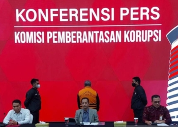 Komisi Pemberantasan Korupsi (KPK) hadirkan tersangka perintangan penyidikan Stefanus Roy Rening dalam jumpa pers di Gedung Merah Putih KPK, Jakarta Selatan, Selasa (9/5/2023). (Foto: Antara/Fianda Sjofjan Rassat)