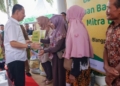 Pj Gubernur Aceh, Achmad Marzuki, didampingi Pj Bupati Aceh Barat Daya, Darmansyah, menyerahkan bantuan CSR Bank Aceh kepada pelaku UMKM mitra Bank Aceh di Kantor Cabang BAS Blangpidie, Selasa (9/5/2023). (Foto: Alibi/Dok. Humas Pemerintah Aceh)
