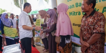Pj Gubernur Aceh, Achmad Marzuki, didampingi Pj Bupati Aceh Barat Daya, Darmansyah, menyerahkan bantuan CSR Bank Aceh kepada pelaku UMKM mitra Bank Aceh di Kantor Cabang BAS Blangpidie, Selasa (9/5/2023). (Foto: Alibi/Dok. Humas Pemerintah Aceh)