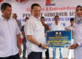 Pj Gubernur Aceh, Achmad Marzuki, kepada Pj Bupati Nagan Raya menyerahkan bantuan keuangan khusus dari Pemerintah Aceh untuk pembangunan Masjid Giok, Rabu (10/5/2023). (Foto: Alibi/Dok. Humas Pemerintah Aceh)