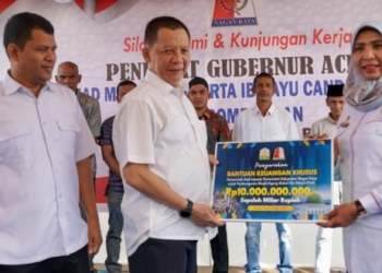 Pj Gubernur Aceh, Achmad Marzuki, kepada Pj Bupati Nagan Raya menyerahkan bantuan keuangan khusus dari Pemerintah Aceh untuk pembangunan Masjid Giok, Rabu (10/5/2023). (Foto: Alibi/Dok. Humas Pemerintah Aceh)