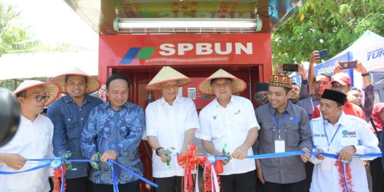 Pj Gubernur Aceh Achmad Marzuki, saat mendampingi Menkop UKM RI Teten Masduki meresmikan SPBU Nelayan, di Gampong Mon Ikeun, Kecamatan Lhoknga, Aceh Besar, Minggu (14/5/2023). (Foto: Alibi/Dok. Humas Pemerintah Aceh)