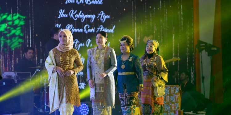 Penjabat Ketua Dekranasda Aceh, Ny. Ayu Marzuki (depan) saat mengenakan kain songket hasil produksi perajin dari Kabupaten Aceh Besar pada fashion show HUT ke-43 Dekranasda. (Foto: Alibi/Dok. Humas Pemerintah Aceh)