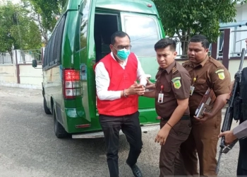 Petugas kejaksaan membawa tersangka dugaan korupsi PT RS Arun Lhokseumawe berinisial H ke Lapas Kelas IIA Lhokseumawe, Selasa (16/5/2023). (Foto: Antara/Dedy Syahputra)