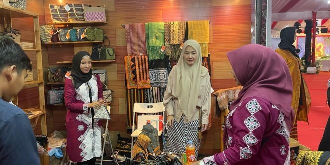 Ketua Dekranasda Aceh, Ny. Ayu Marzuki saat meninjau langsung stand Dekranasda Aceh pada Expo HUT ke-43 Dewan Kerajinan Nasional (Dekranas) di Lapangan Benteng, Medan, Kamis (18/5/2023). (Foto: Alibi/Dok. Humas Pemerintah Aceh)